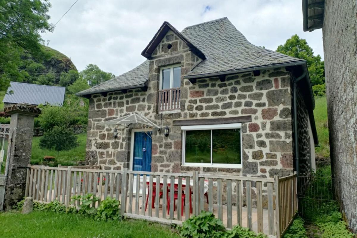 Gite 4 Personnes Dans Le Cantal Animaux Bienvenus Lascelle Esterno foto