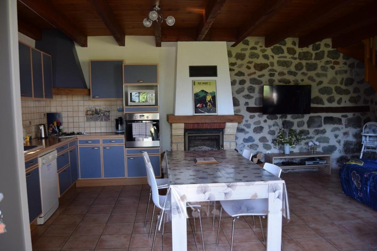 Gite 4 Personnes Dans Le Cantal Animaux Bienvenus Lascelle Esterno foto